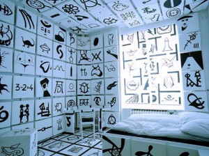 Blue-Room-at-Propeller-Island-City-Lodge-Berlin4-500x374