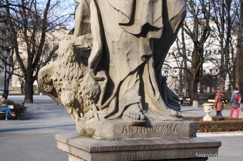 статуи в саском парке